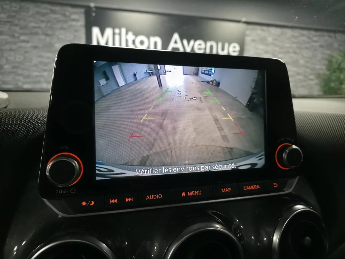 Écran tactile du système multimédia Nissan JUKE 2023 montrant la caméra de recul avec guidage coloré.