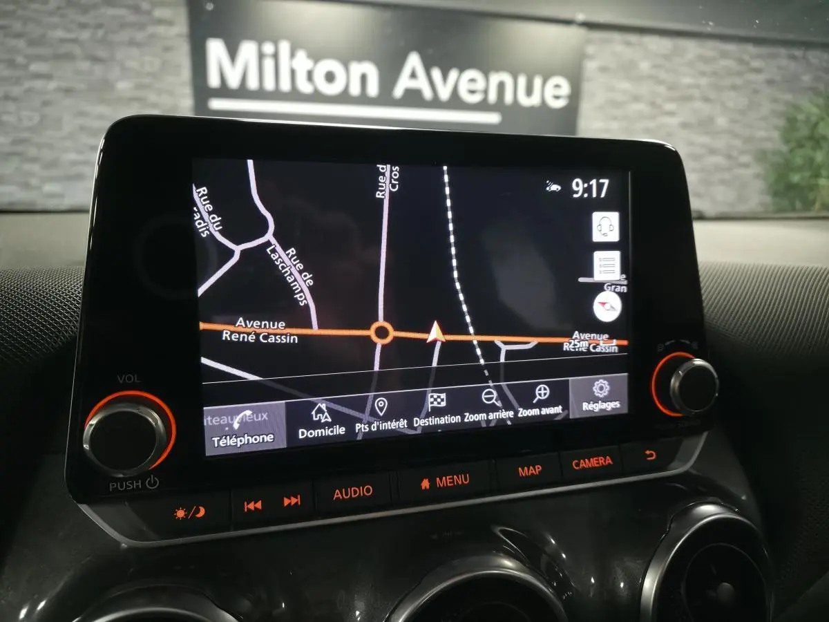 Écran tactile 8 pouces du système de navigation NissanConnect affichant une carte GPS dans un Nissan Juke gris.