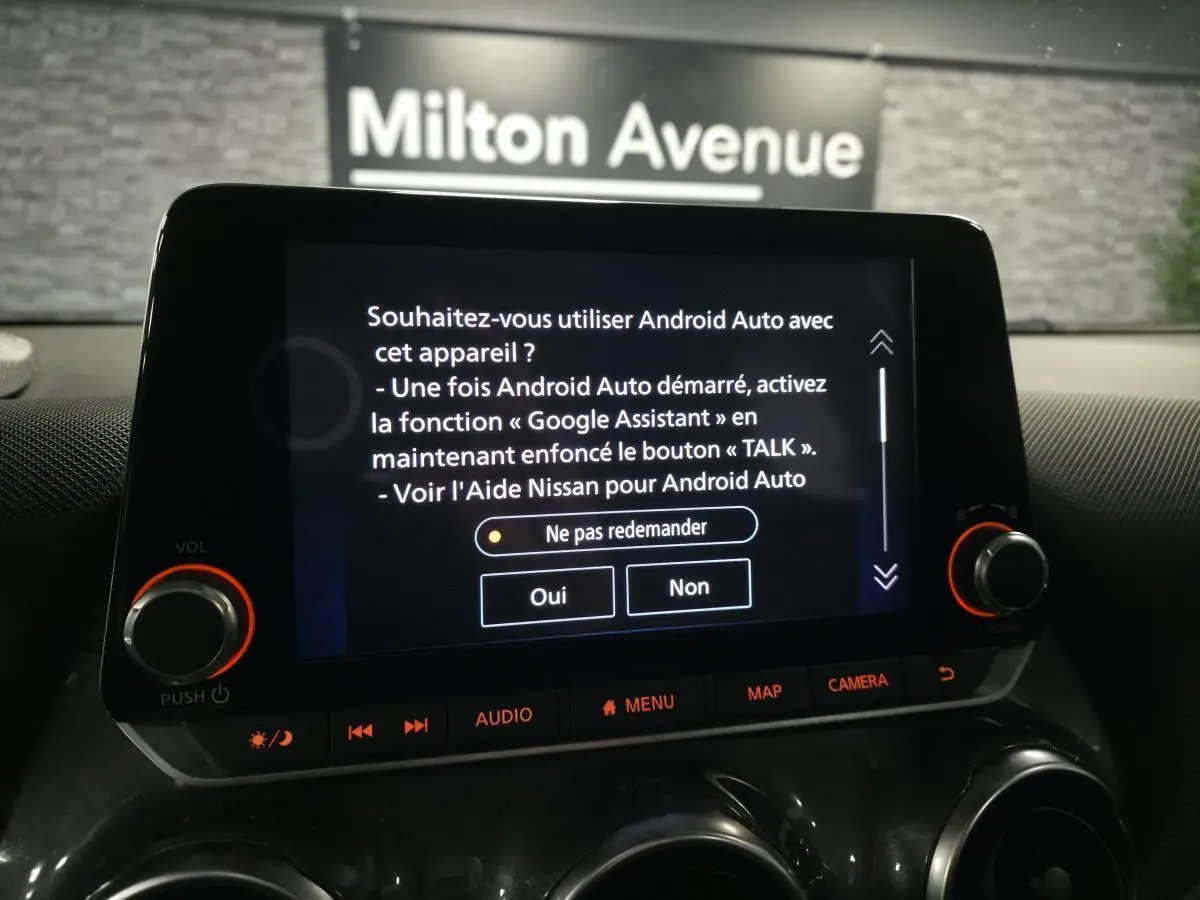 Écran tactile 8 pouces du système multimédia Nissan Juke 2023 affichant l'interface Android Auto.