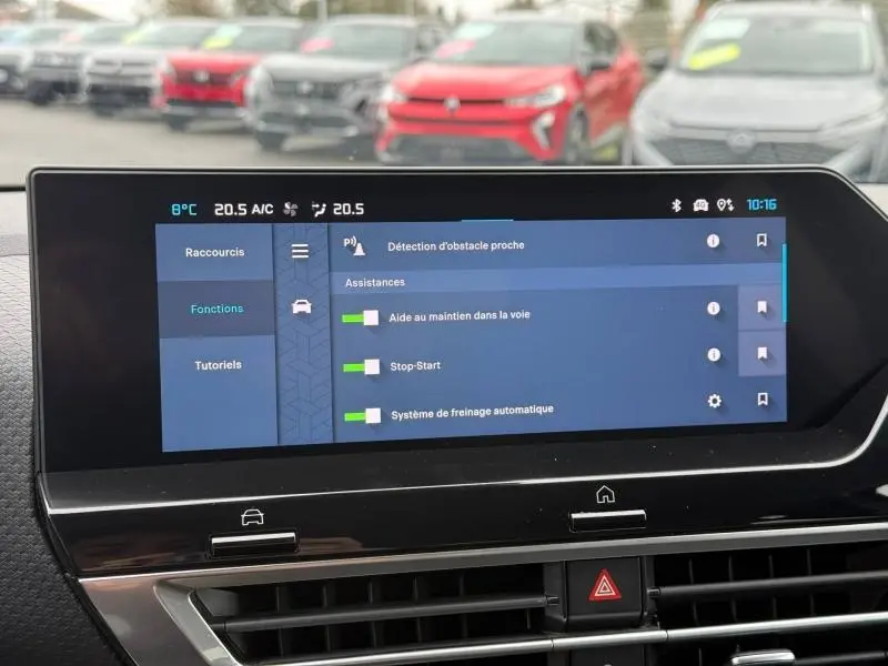 Vue intérieure du tableau de bord du Citroën C4 X 2024, écran tactile affichant les assistances à la conduite.
