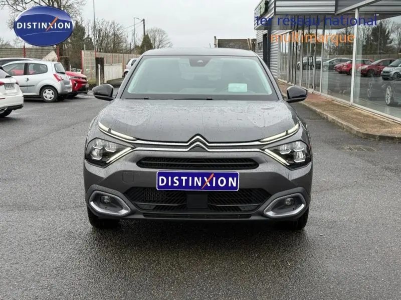 Vue avant d'une Citroën C4 X gris 2024 avec signature lumineuse LED distinctive et calandre noire.