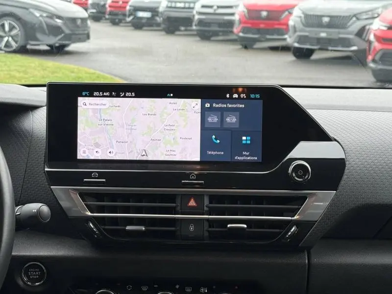 Vue rapprochée de l’écran tactile central du tableau de bord du Citroën C4 X 2024, avec navigation et interface multimédia.