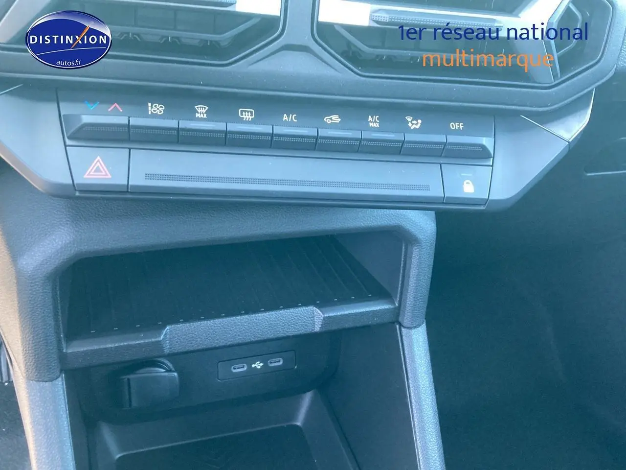 Détail de la console centrale noire du Dacia Duster 2025 montrant les commandes de climatisation et ports USB.