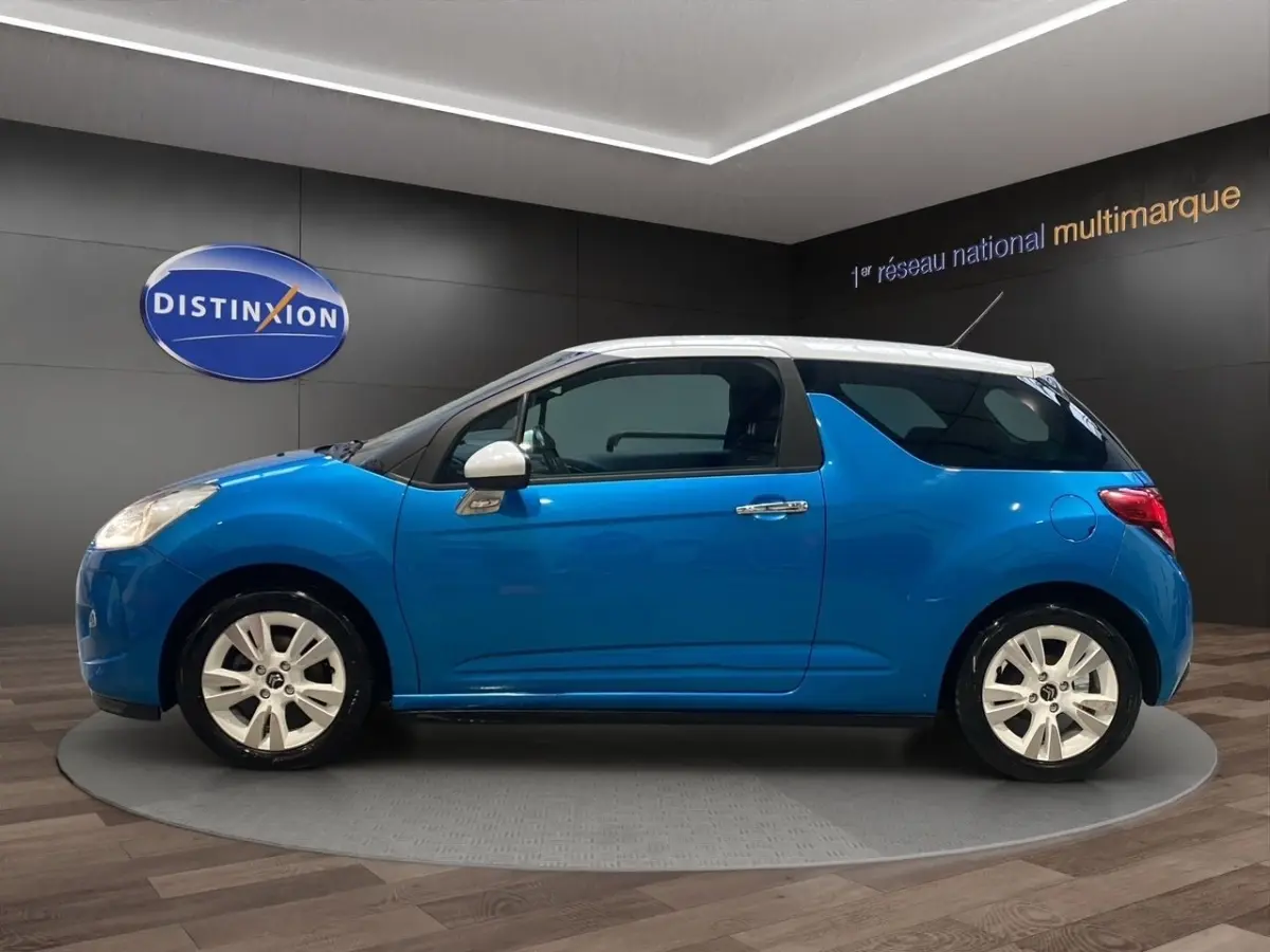 Profil droit d'une Citroën DS3 e-HDi 90 Airdream So Chic bleu avec toit blanc et jantes alliage.
