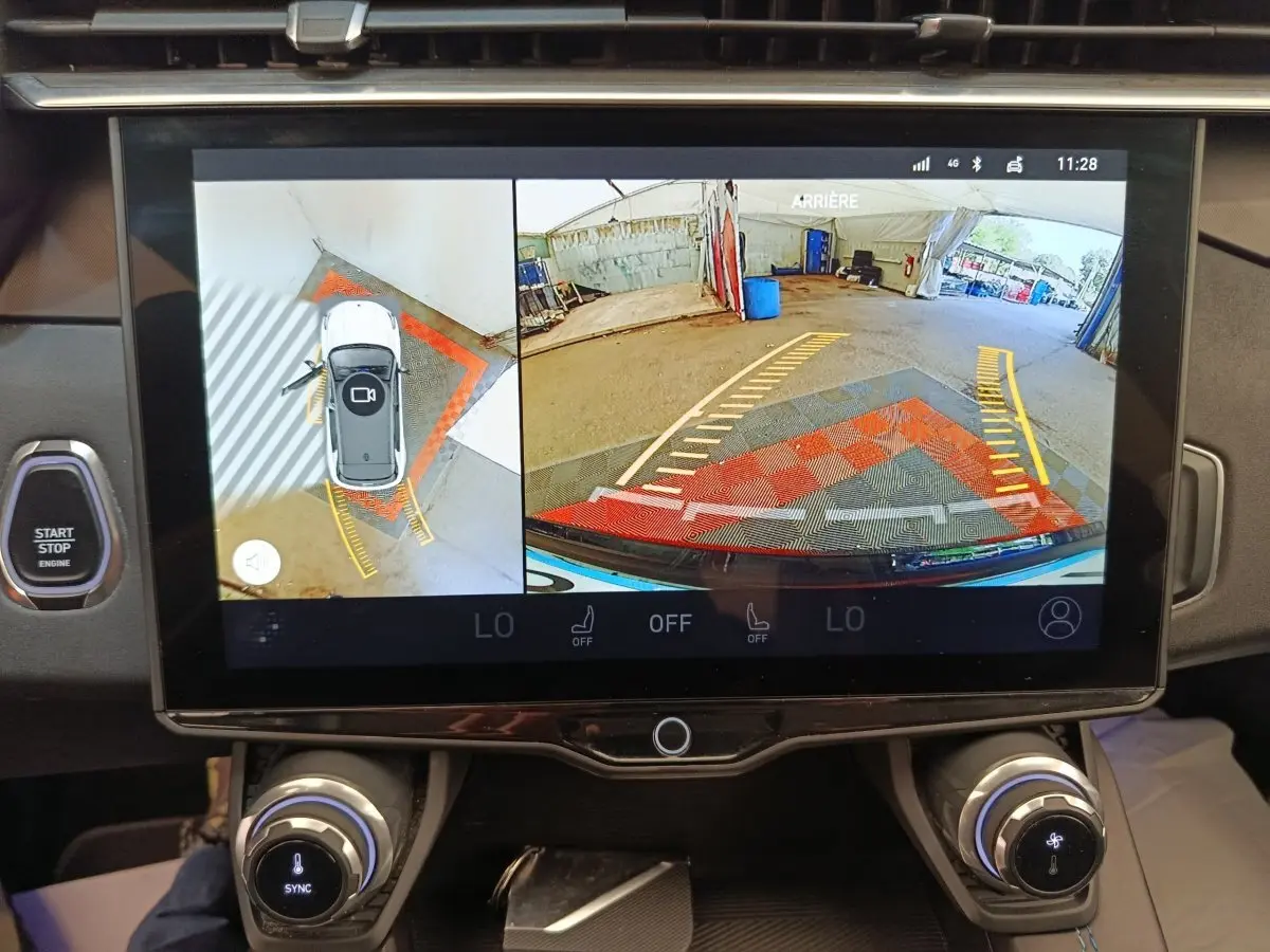 Écran tactile intérieur montrant la caméra 360° et vue arrière du SUV bleu LINK & CO 01 hybride rechargeable.