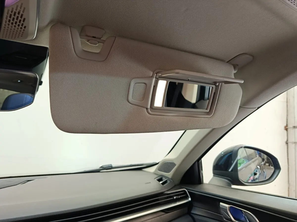 Vue intérieure du pare-soleil côté conducteur avec miroir éclairé dans un LINK & CO 01 hybride rechargeable.