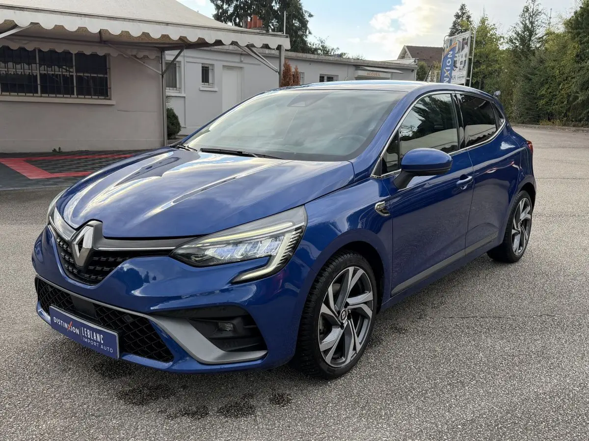 Renault Clio RS Line TCe 140 bleu vue 3/4 avant droit, avec phares LED et jantes alliage distinctives.