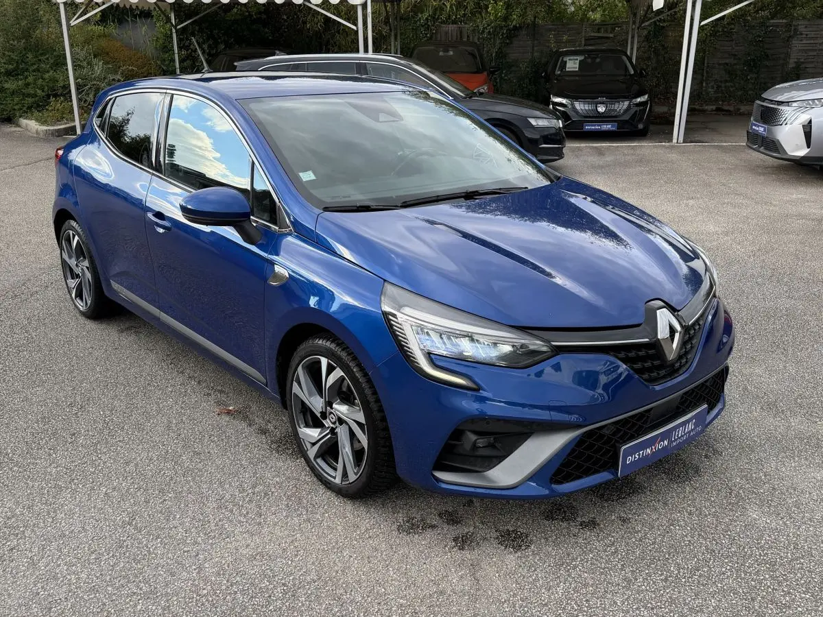Renault Clio RS Line bleu vue 3/4 avant droit, avec phares LED et jantes alliage distinctives.