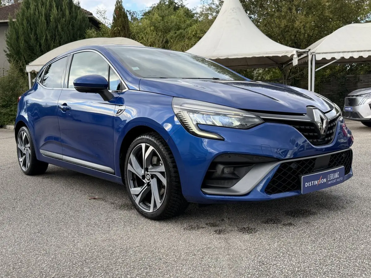 Renault Clio RS Line bleu vue 3/4 avant droit, avec phares LED et jantes alliage distinctives.