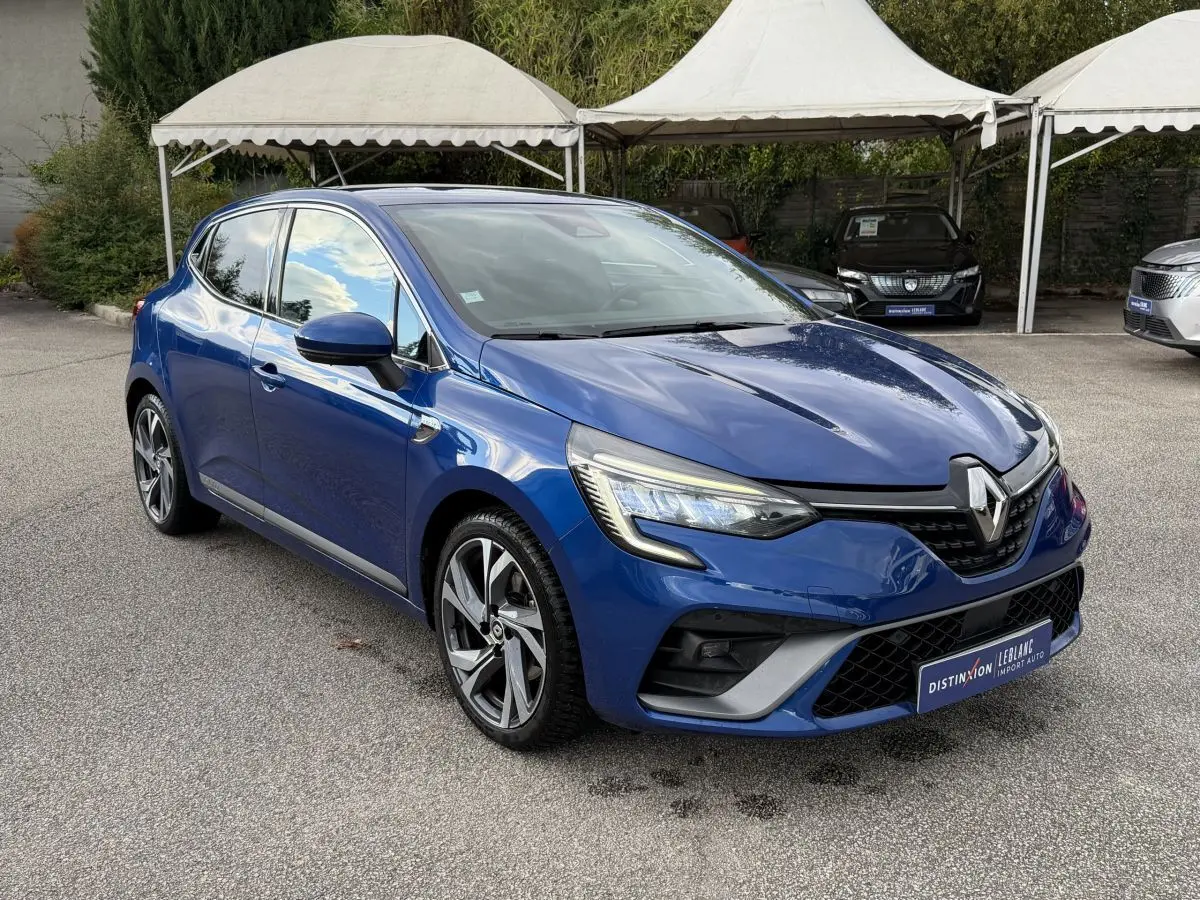 Renault Clio RS Line bleu vue 3/4 avant droit, avec phares LED et jantes alliage distinctives.