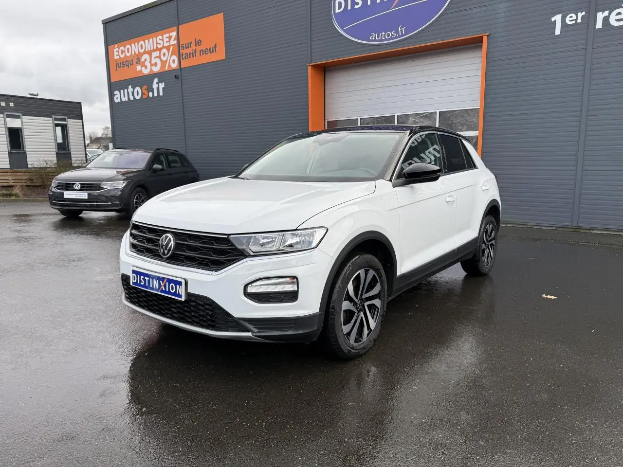 Volkswagen T-Roc blanc pur en 3/4 avant droit, avec jantes noires brillantes 'Galway' et vitres surteintées.