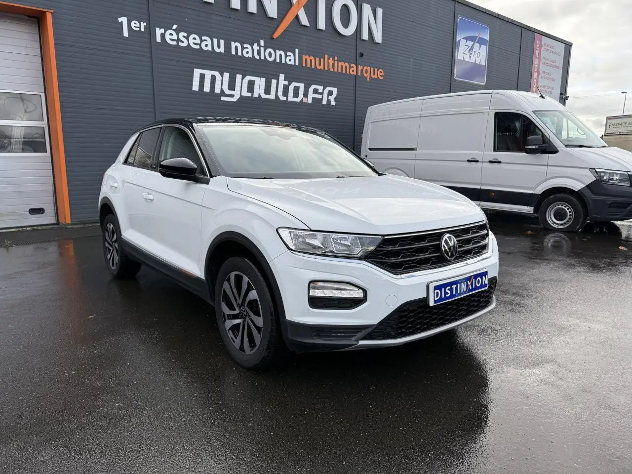 Volkswagen T-Roc blanc pur en 3/4 avant droit avec jantes Galway noires et toit noir brillant.