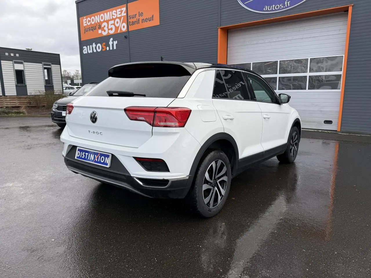 Volkswagen T-Roc blanc pur vu en 3/4 arrière droit, avec jantes Galway noires brillantes et vitres surteintées.