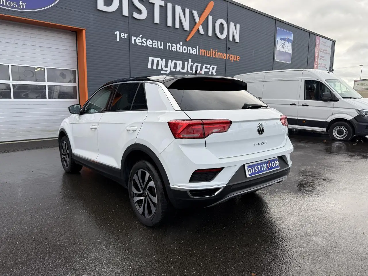 Volkswagen T-Roc blanc pur vu en 3/4 arrière droit, avec jantes Galway noires et vitres arrière surteintées.