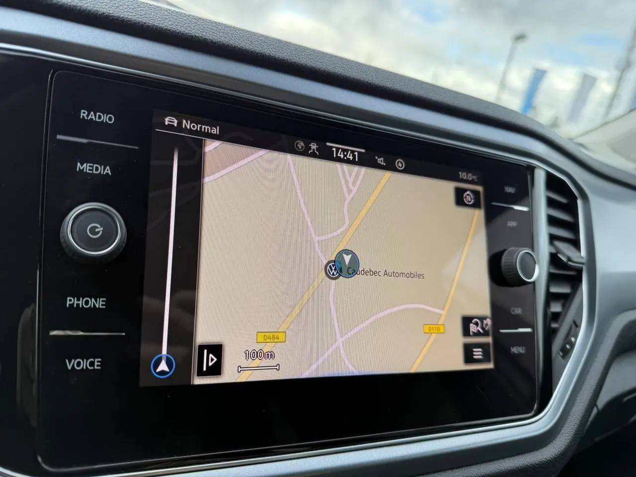 Écran tactile du système de navigation du Volkswagen T-Roc 2021, vue rapprochée du tableau de bord intérieur.
