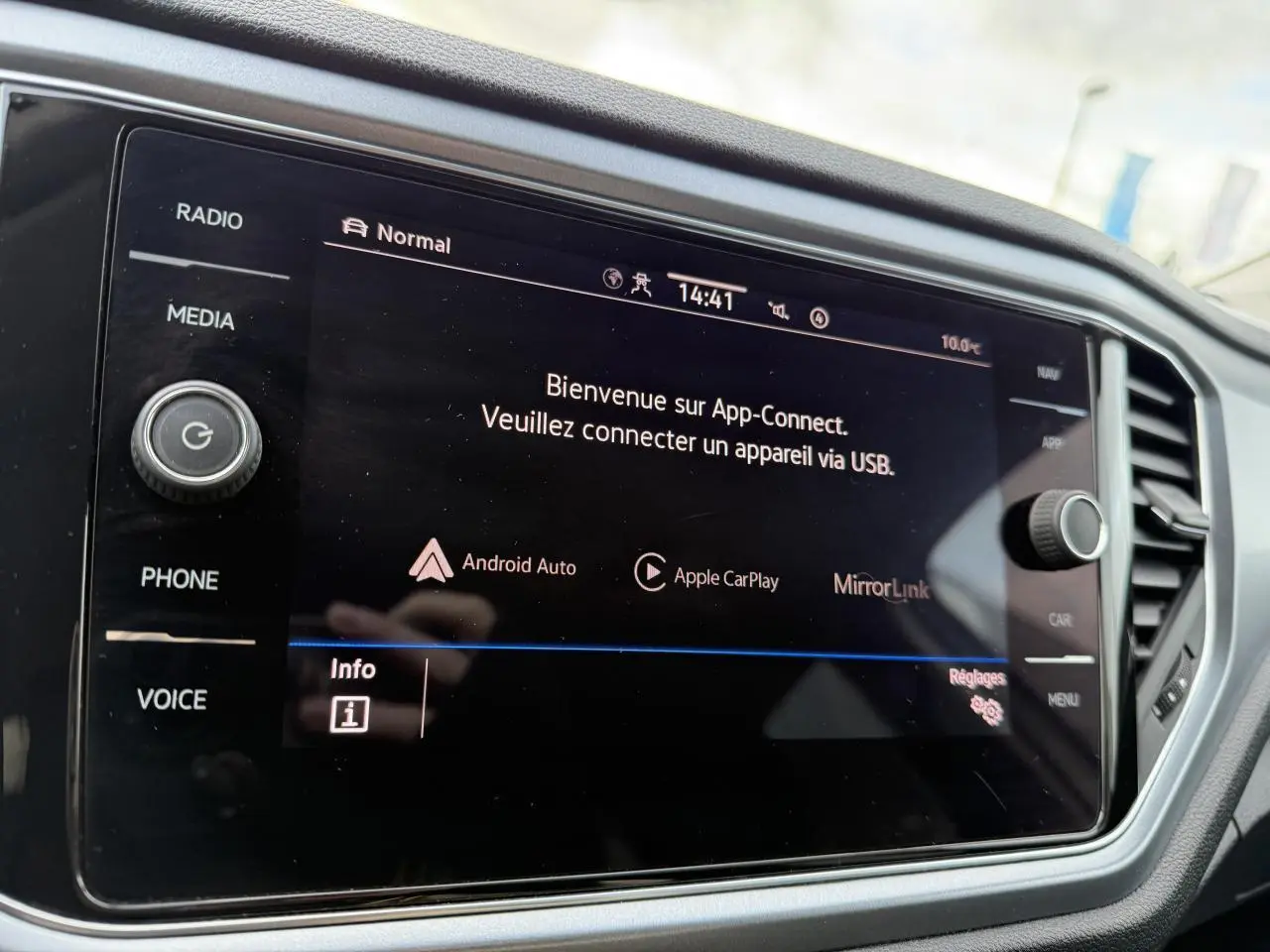 Écran tactile central du Volkswagen T-Roc 2.0 TDI blanc, affichant l'interface App-Connect avec options Android Auto et Apple CarPlay.