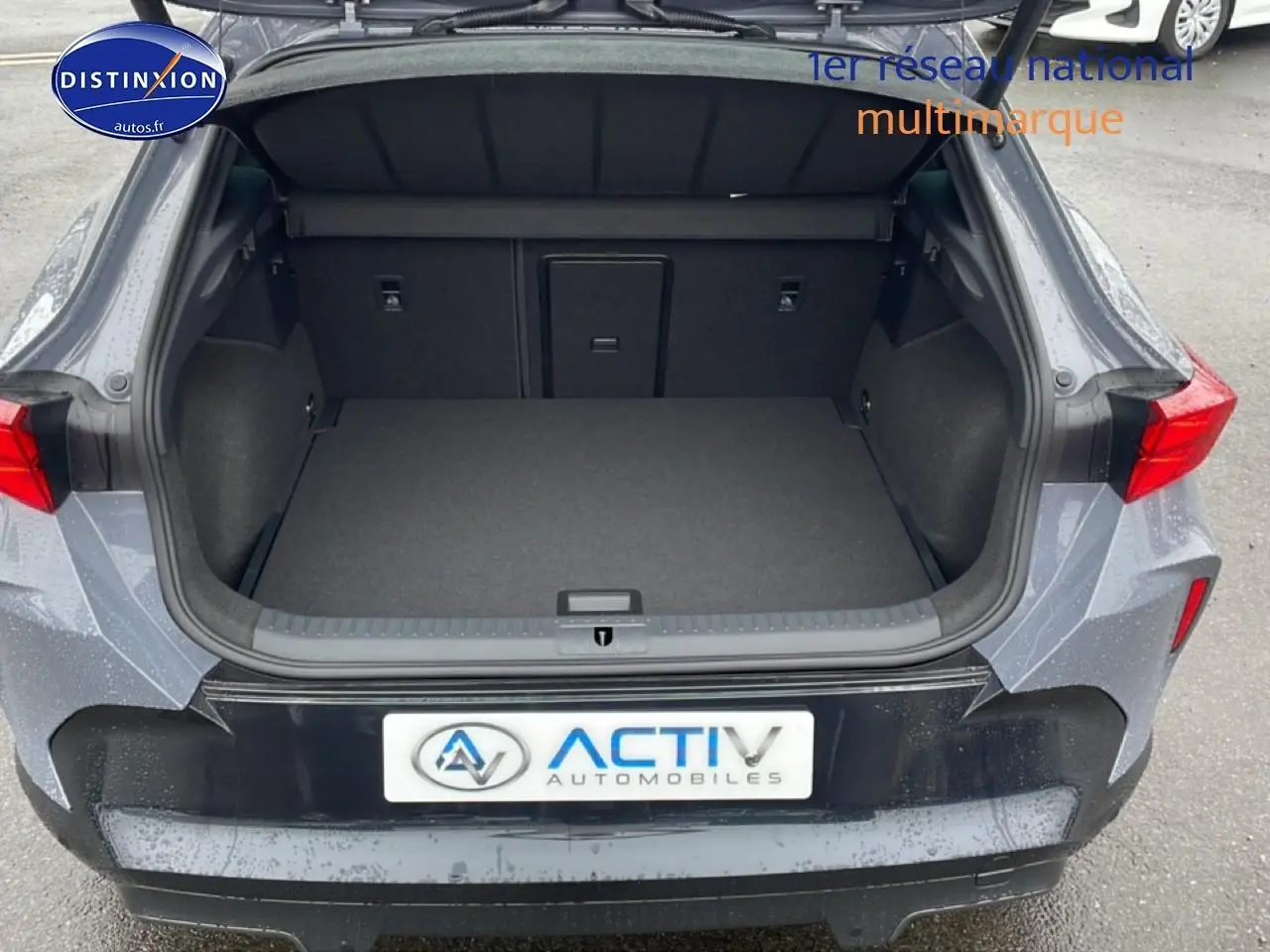 Coffre ouvert vu de l'arrière d'un CUPRA Formentor gris graphene 2026 avec feux arrière LED visibles.