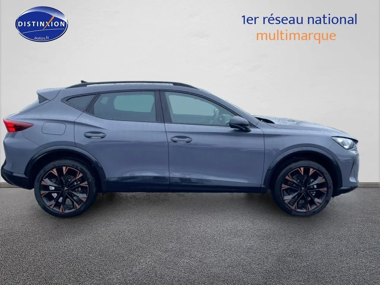 Vue de profil côté gauche d’un CUPRA Formentor gris graphene avec jantes noires et cuivrées, 2026.