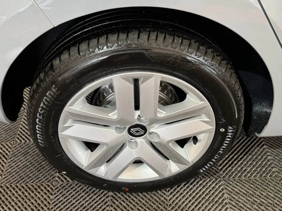 Gros plan sur la roue avant droite gris clair d’une Renault Clio 2025 avec jante alliage et pneu Bridgestone.