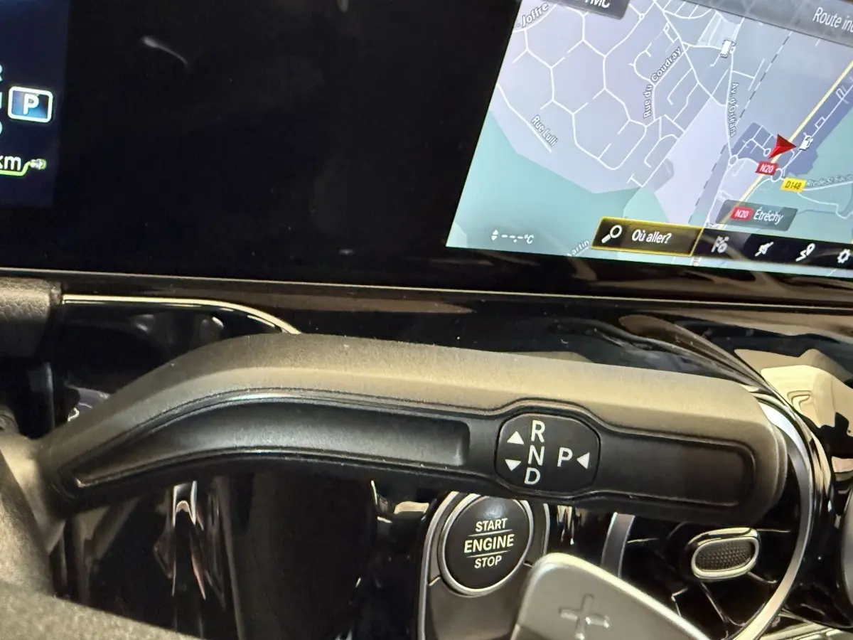 Gros plan sur la commande de boîte automatique et bouton Start/Stop du tableau de bord du Mercedes GLA 250 e AMG Line gris clair.