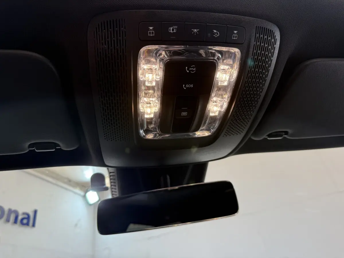Plafonnier intérieur allumé avec commandes SOS et éclairage, vue centrée vers l'avant du Mercedes GLA 250 e AMG Line 2023.