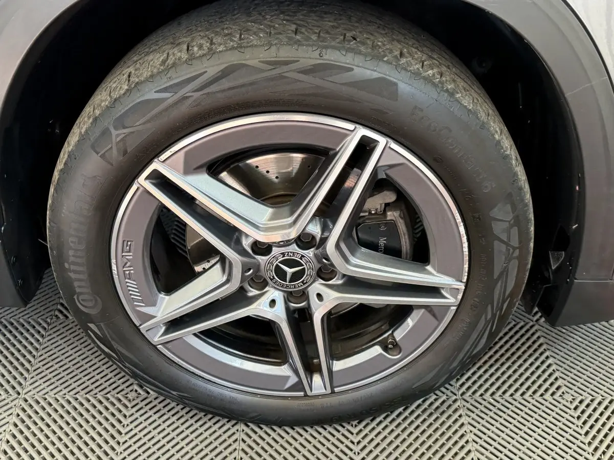 Gros plan sur la jante AMG grise et le pneu Continental d'un Mercedes GLA 250 e AMG Line 2023.