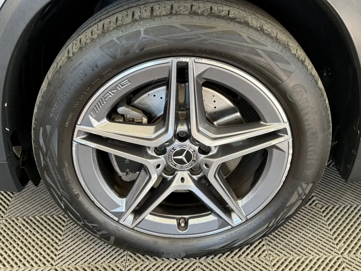 Gros plan sur la jante AMG grise et le pneu Continental d’une Mercedes GLA 250 e AMG Line 2023.