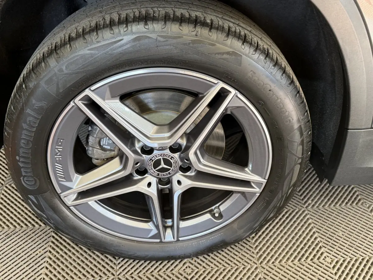 Gros plan sur la roue avant droite gris clair du Mercedes GLA 250 e AMG Line avec jante AMG cinq branches.