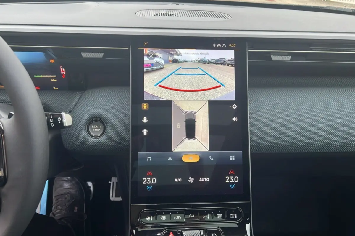 Vue intérieure centrée sur l’écran tactile affichant la caméra 360° du Citroën C5 Aircross New Hybrid 2026.