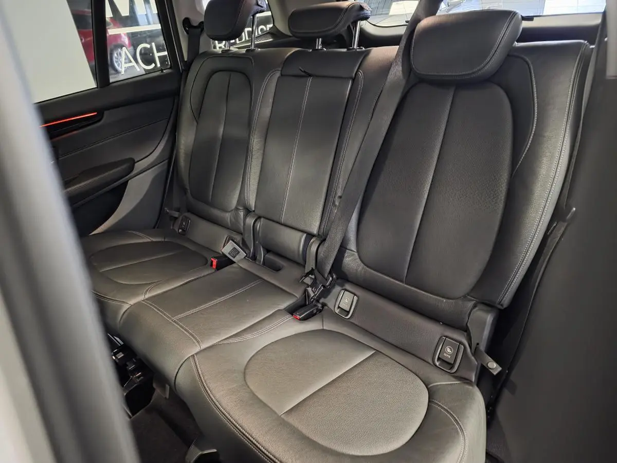 Vue rapprochée de la banquette arrière en cuir noir de la BMW Série 2 Gran Tourer, avec ceintures et appuie-têtes visibles.