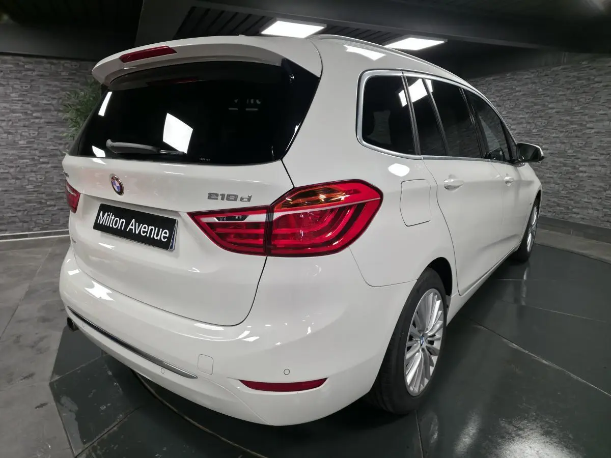 BMW Série 2 Gran Tourer blanc vue 3/4 arrière droit avec feux arrière LED et jantes alliage 17 pouces.