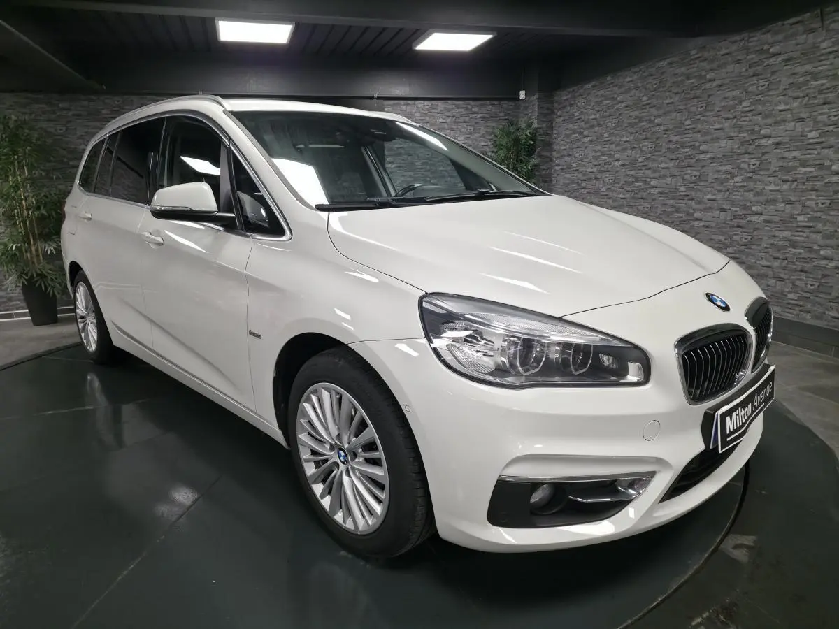 BMW Série 2 Gran Tourer blanc vue 3/4 avant droit avec jantes alliage et calandre chromée