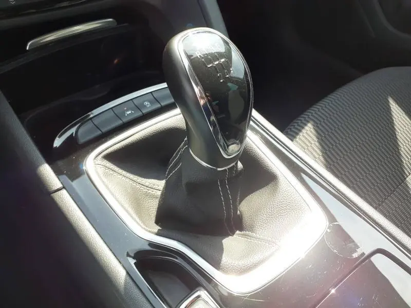Le levier de vitesses manuel de l'Opel Insignia Grand Sport 2021, vue rapprochée de la console centrale en noir.