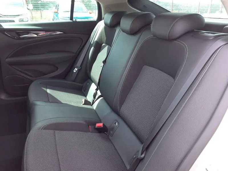 Vue intérieure sur les sièges arrière en tissu noir de l'Opel Insignia Grand Sport 2021, côté droit.