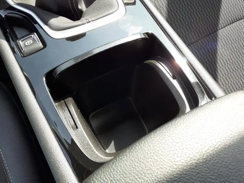 Gros plan sur la console centrale noire de l’Opel Insignia Grand Sport 2021, avec frein à main électronique visible.