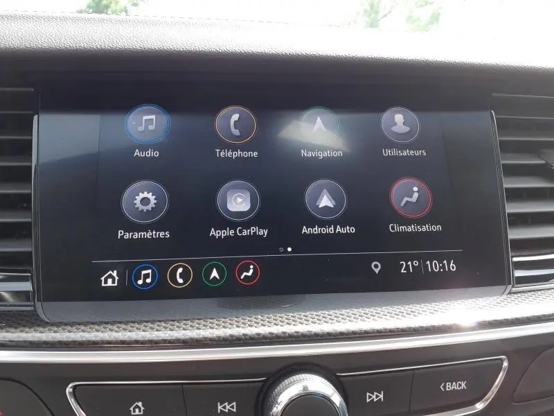 Écran tactile central de l’Opel Insignia Grand Sport 2021 affichant les options audio, téléphone, navigation et climatisation.