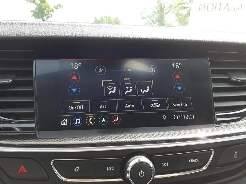 Écran tactile du système de climatisation de l’Opel Insignia Grand Sport 2021, affichant les réglages à 18°C.