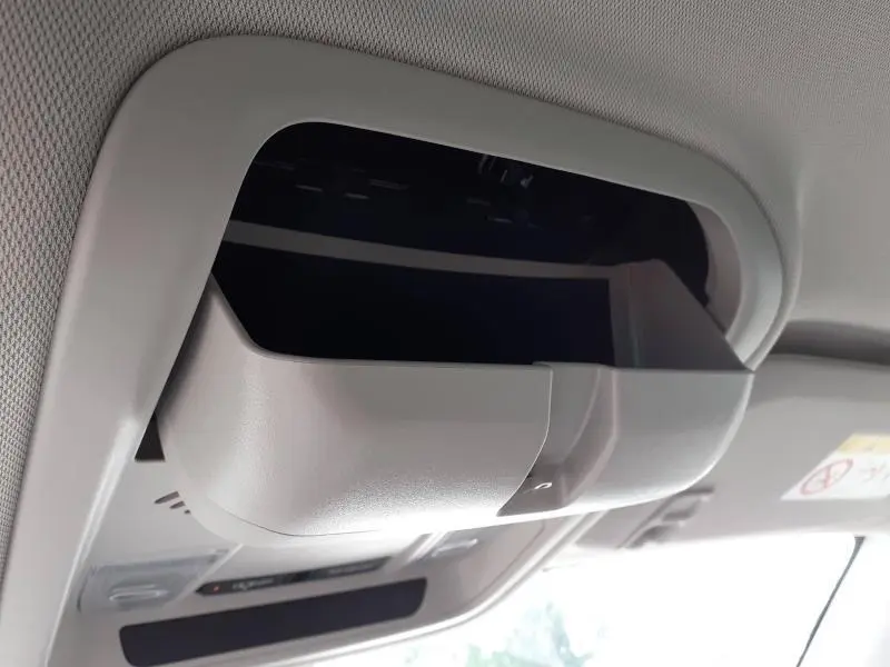 Rangement plafond ouvert gris clair dans l'habitacle d'une Opel Insignia Grand Sport 2021, vue intérieure rapprochée.