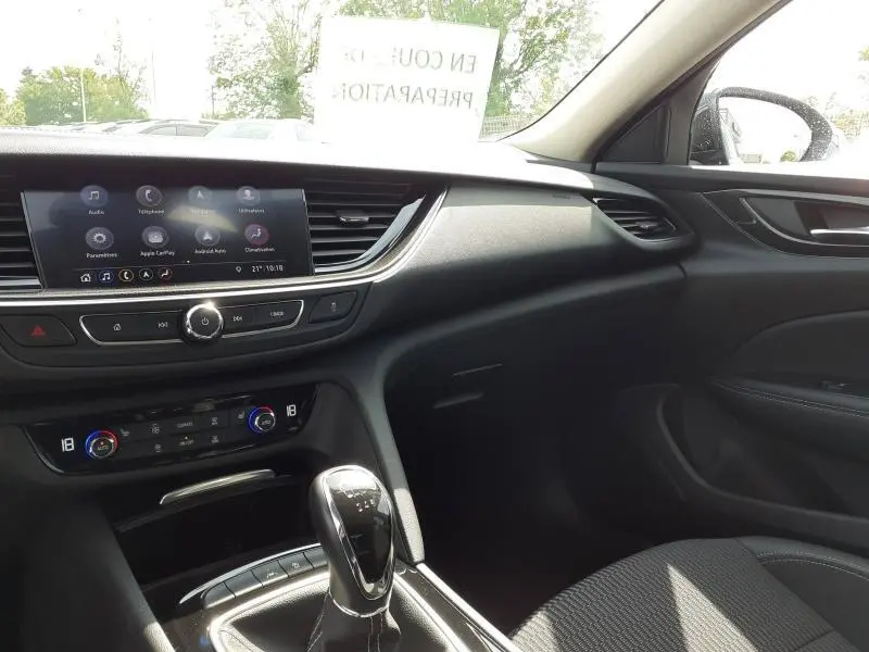 Intérieur de l’Opel Insignia Grand Sport 2021, vue côté passager montrant tableau de bord noir et écran tactile.