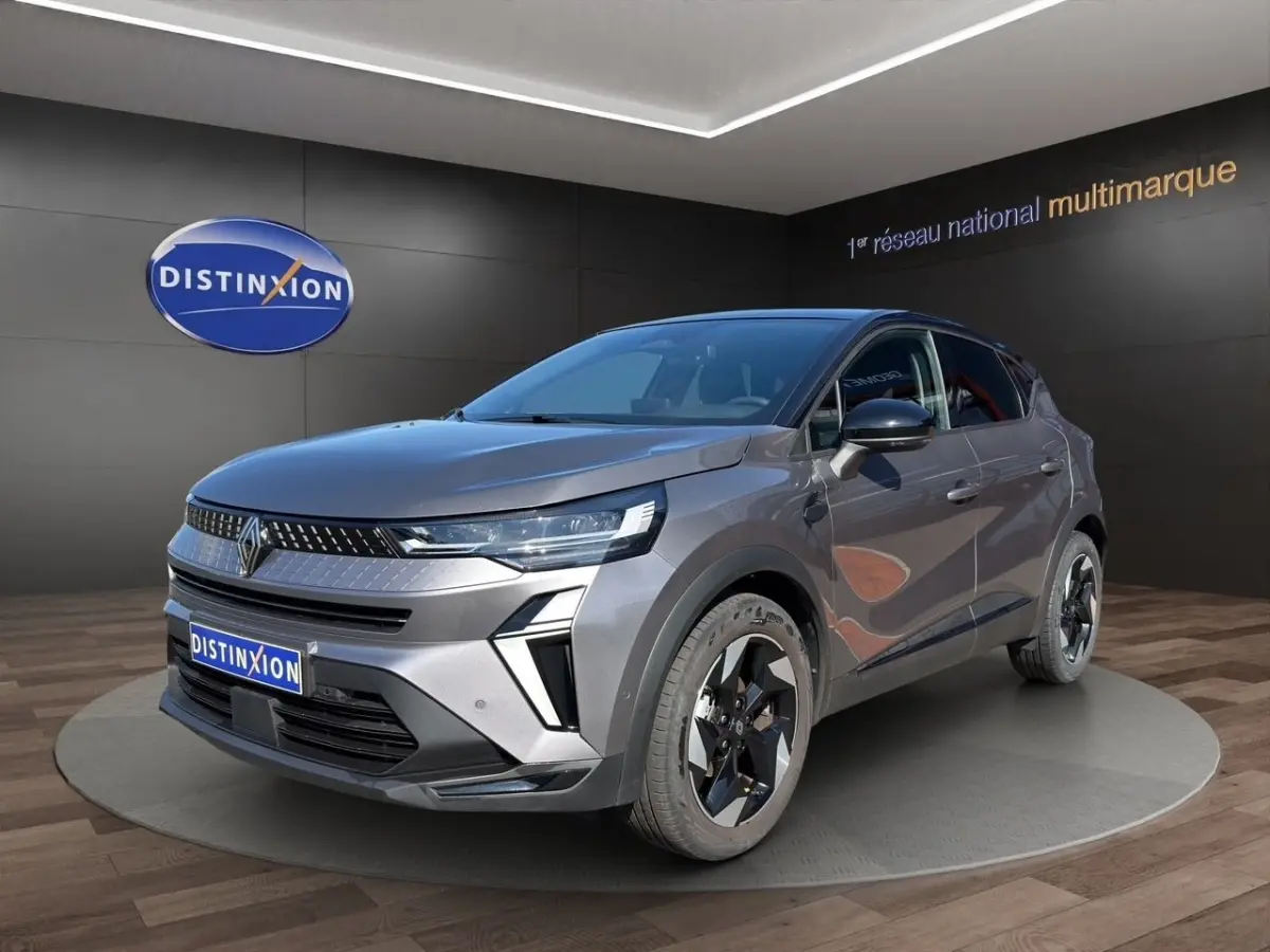 Renault Captur Techno TCe 90 gris foncé en 3/4 avant droit, avec phares LED et jantes noires distinctives.