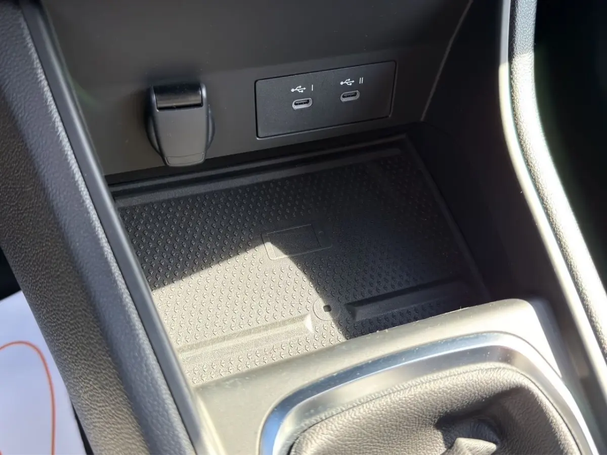 Gros plan sur la console centrale du Renault Captur gris foncé, montrant les ports USB-C et prise 12V.