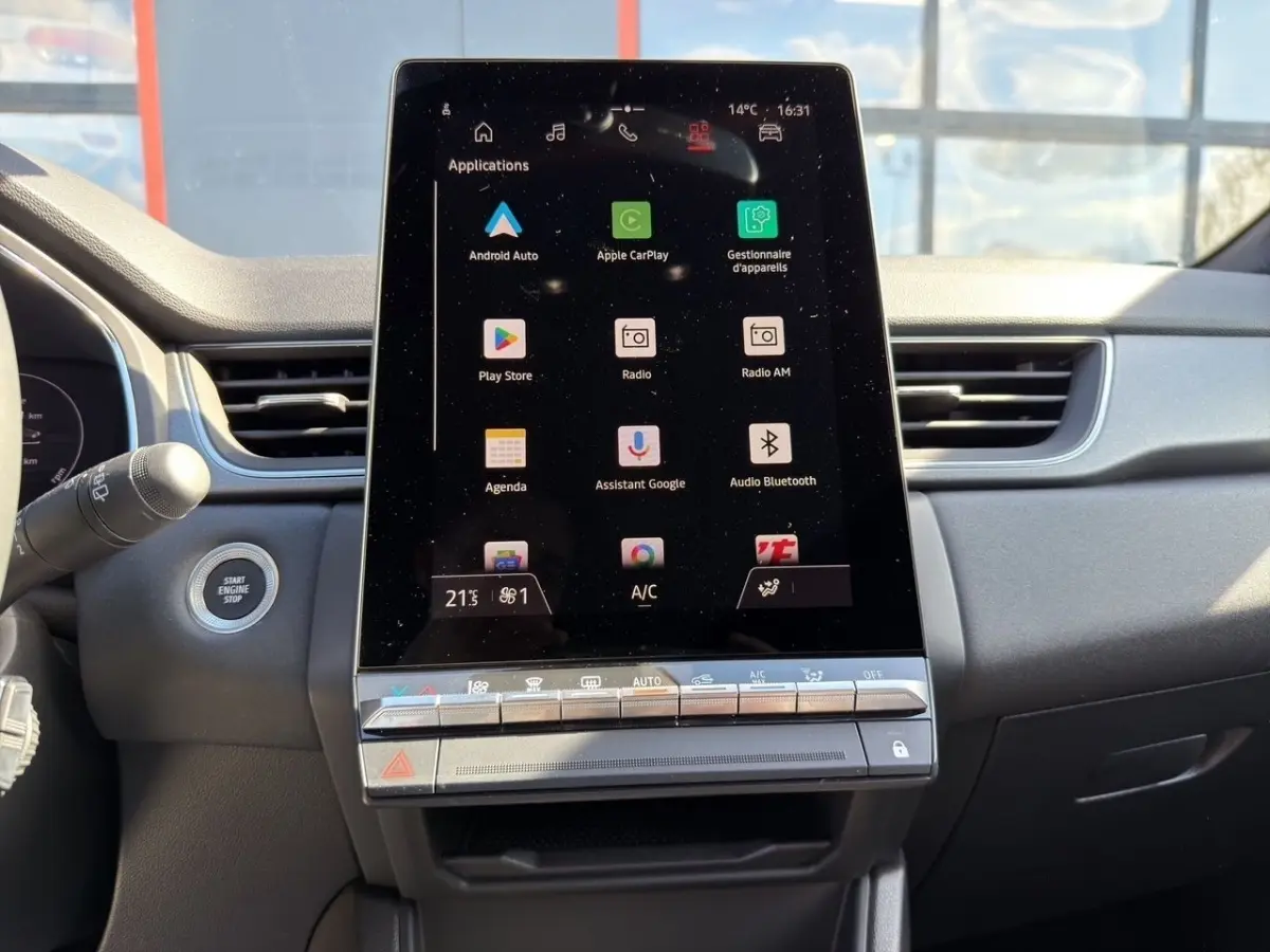 Écran tactile central 7 pouces du tableau de bord du Renault Captur Techno TCe 90 gris foncé, vue de face.