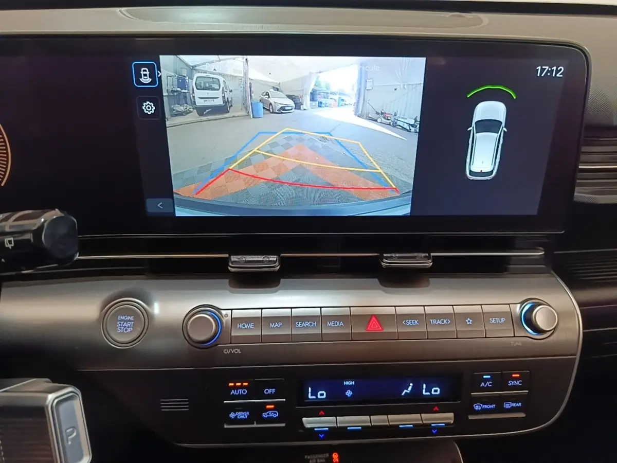 Affichage écran tactile 12,3 pouces montrant la caméra de recul et l’aide au stationnement du Hyundai Kona vert 2024.