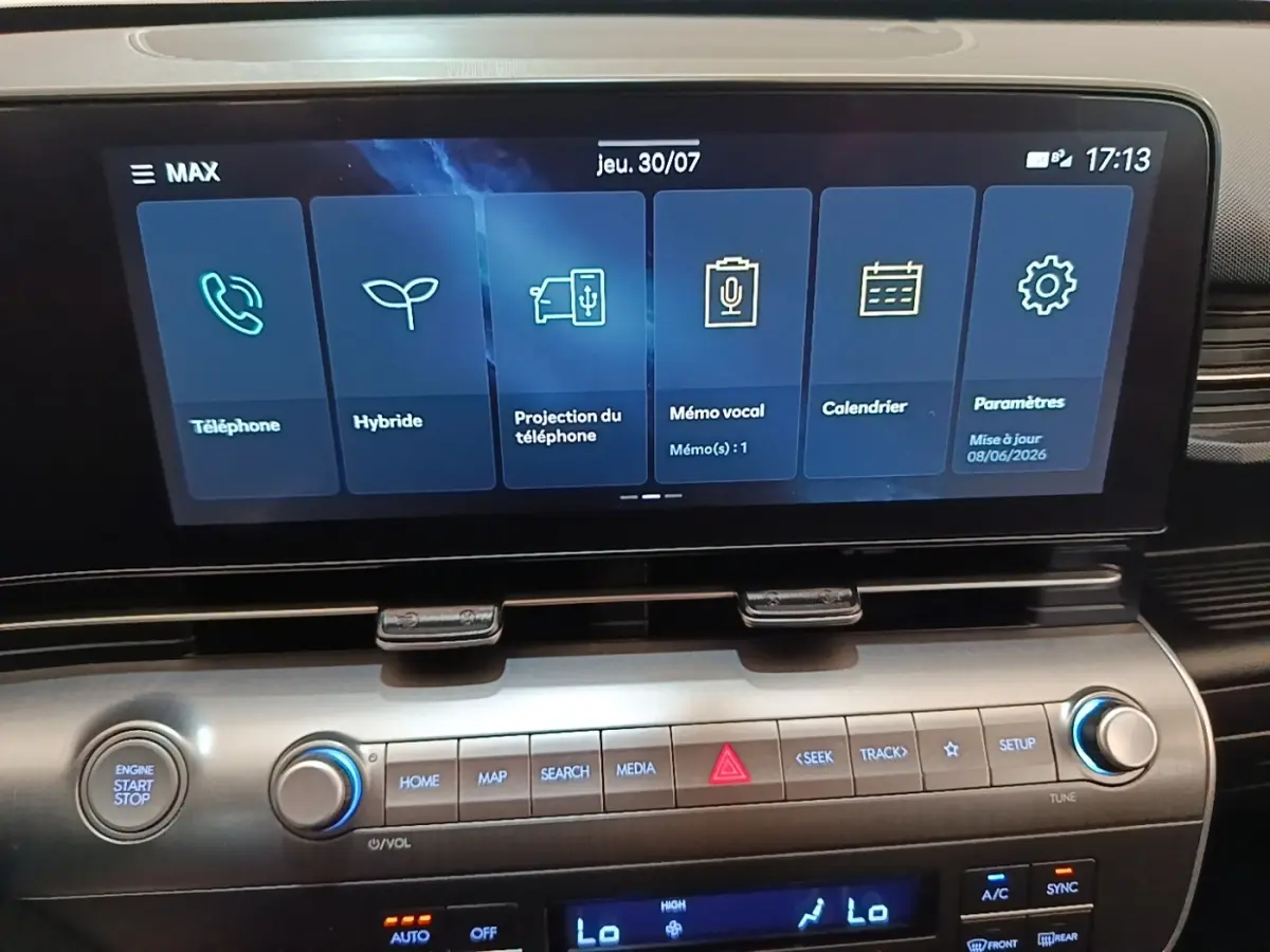 Écran tactile central 12,3 pouces de la Hyundai Kona 1.6 Hybrid 2024, avec commandes audio et climatisation visibles.