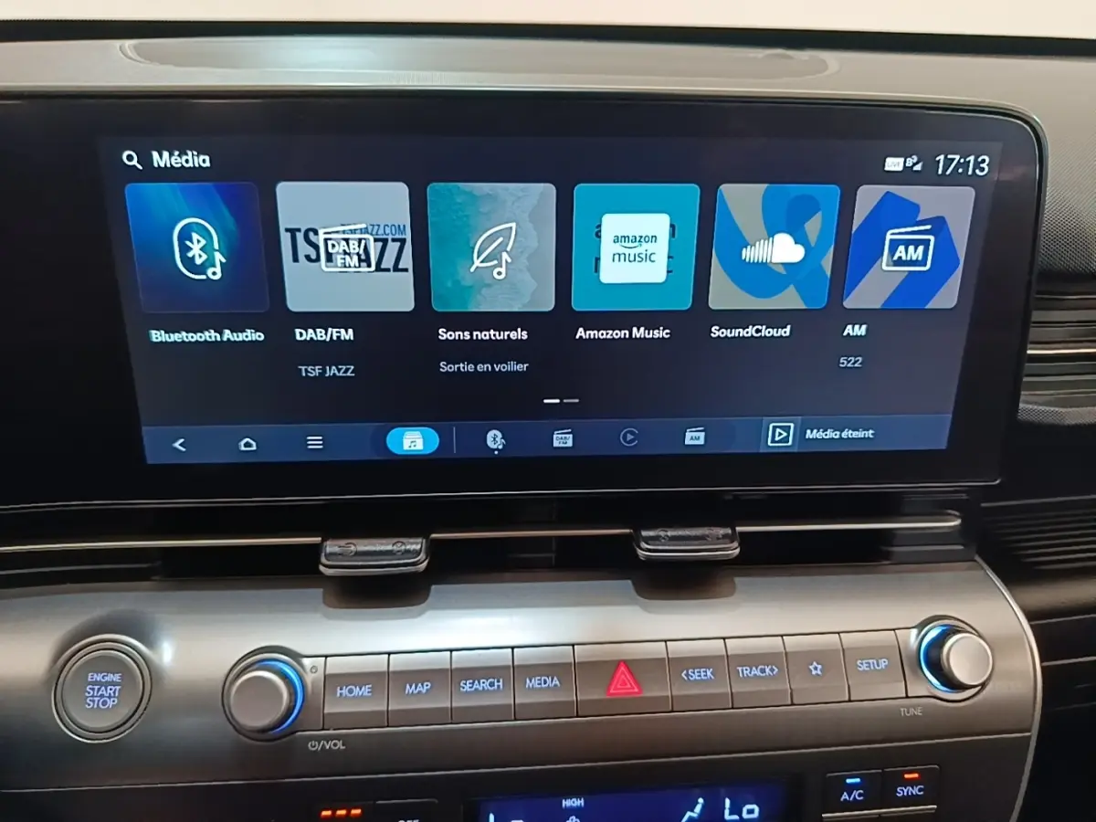 Écran tactile multimédia 12,3 pouces du tableau de bord du Hyundai Kona 2024, avec commandes intégrées.
