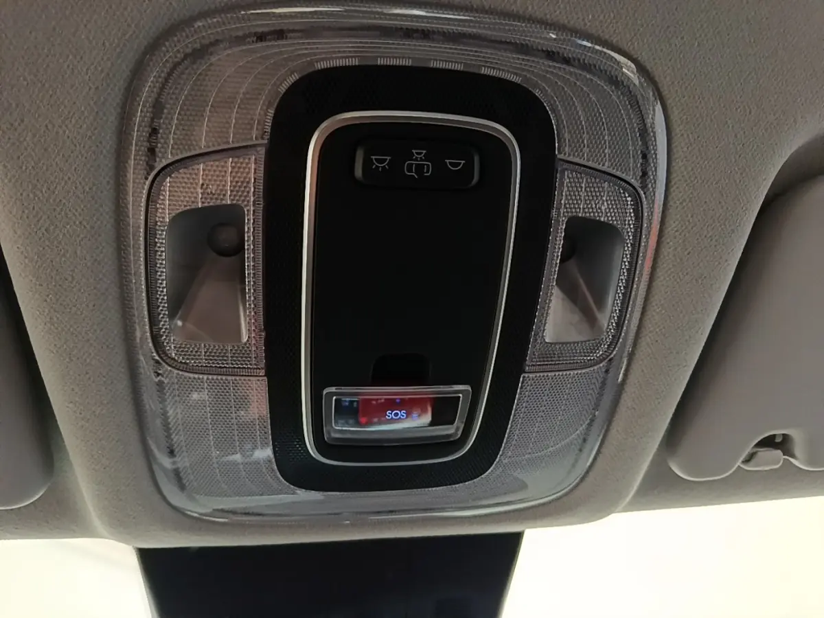 Plafonnier intérieur avec commandes d’éclairage et bouton SOS du Hyundai Kona 1.6 Hybrid 2024, vue en contre-plongée.
