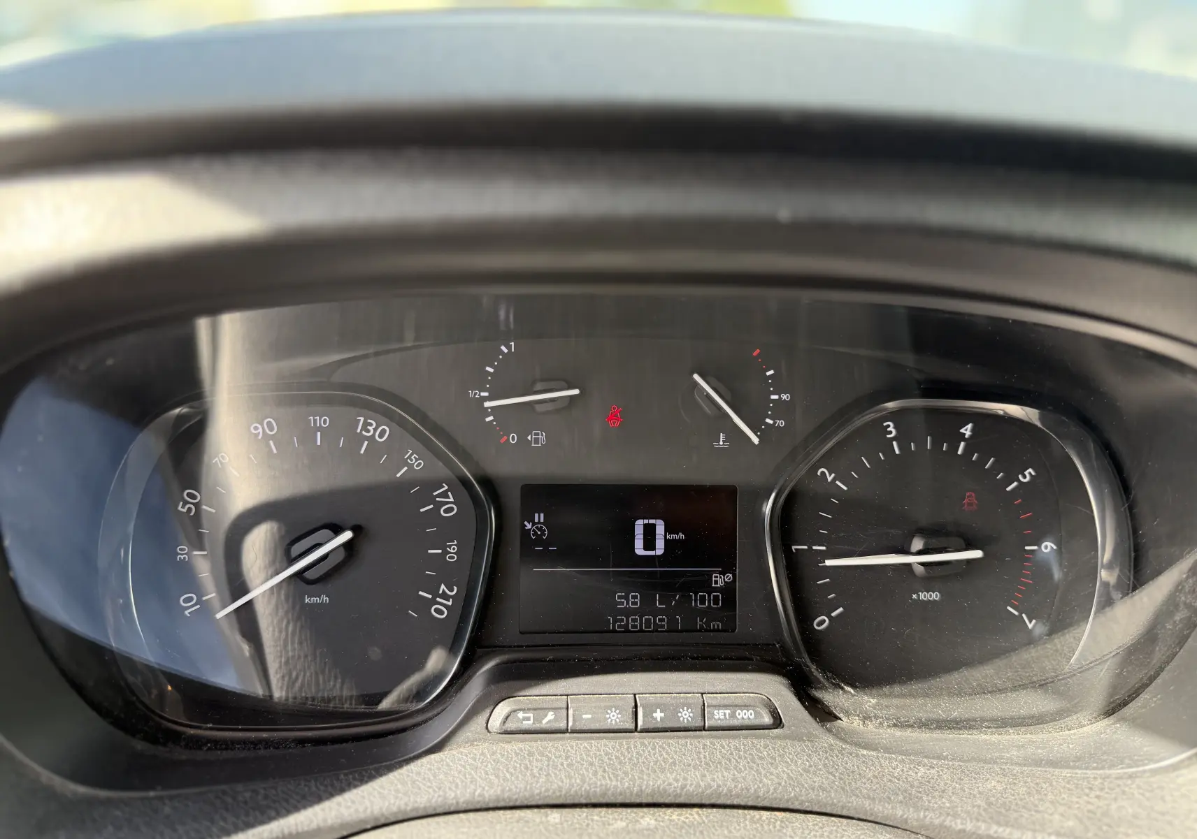 Tableau de bord du Peugeot Expert FGN 1.6 HDI 95 2017, vue rapprochée des compteurs et écran digital.