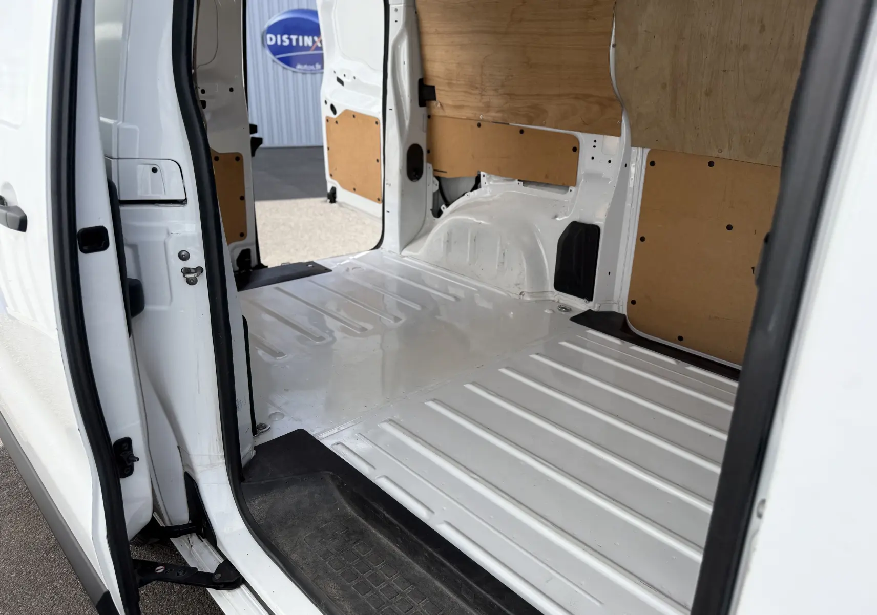 Vue intérieure du coffre arrière du Peugeot Expert FGN blanc 2017, montrant la zone de chargement avec parois en bois.