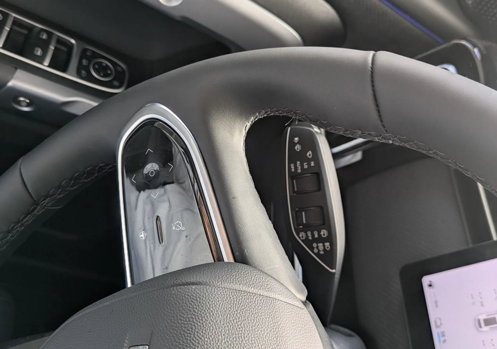Vue rapprochée du volant en cuir noir du JAECOO J7 1.5 TGDI PHEV 279CH EXCLUSIVE avec commandes intégrées et tableau de bord partiel.