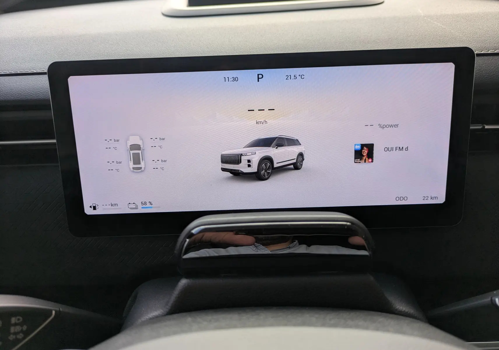 Vue de face sur l'écran digital du tableau de bord du JAECOO J7, affichant une image du SUV en blanc.